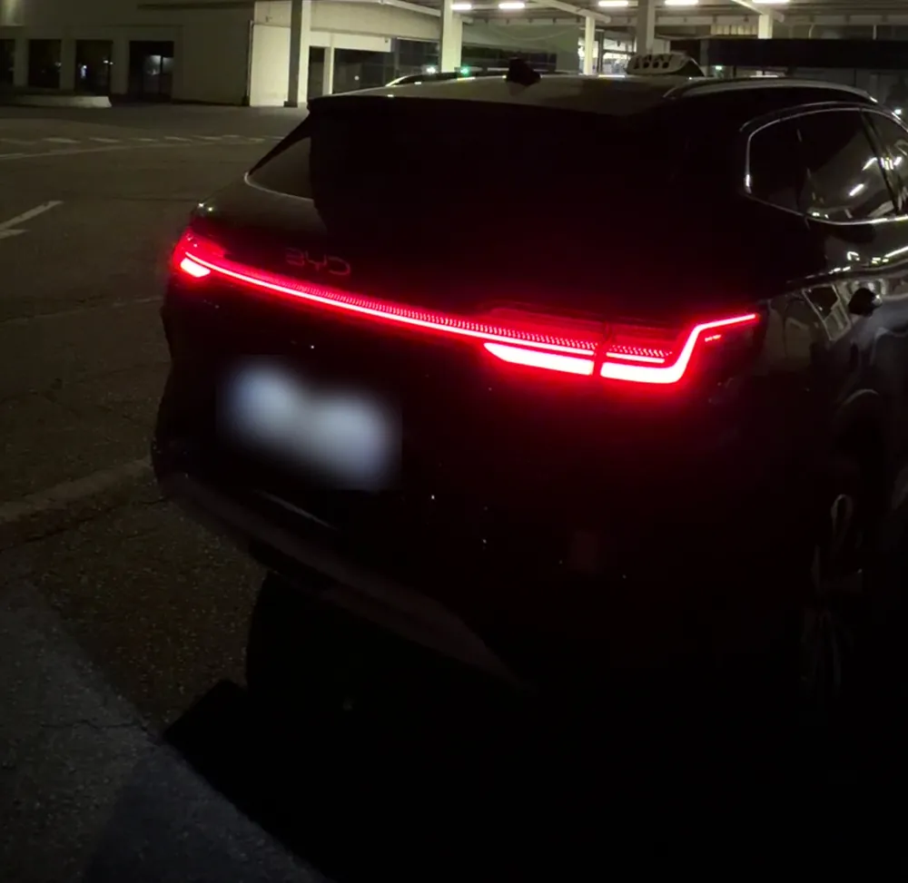Feux arrière du taxi SCHL la nuit