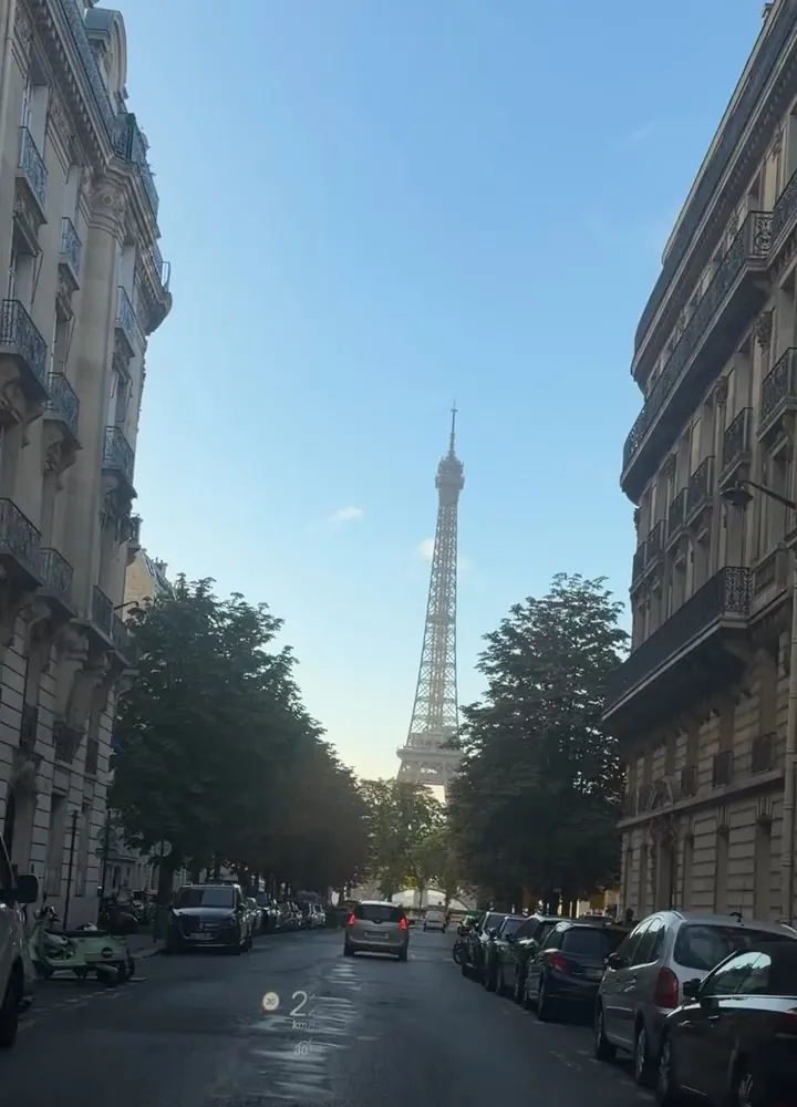 Rue parisienne menant à la tour Eiffel, vue depuis le taxi SCHL