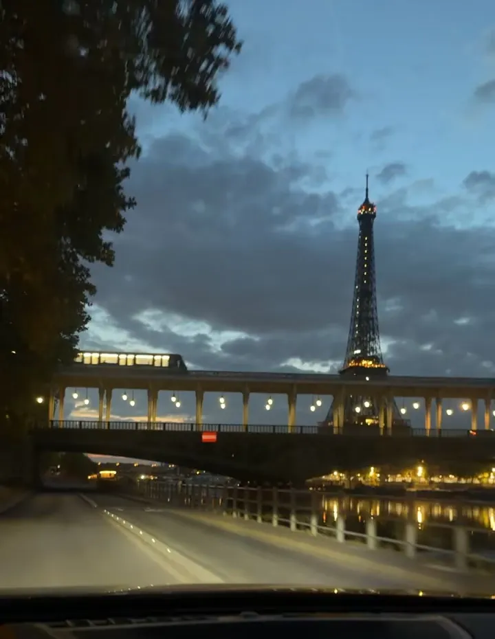 Le pont de Bir-Hakeim et la tour Eiffel au crépuscule, vus depuis le taxi SCHL